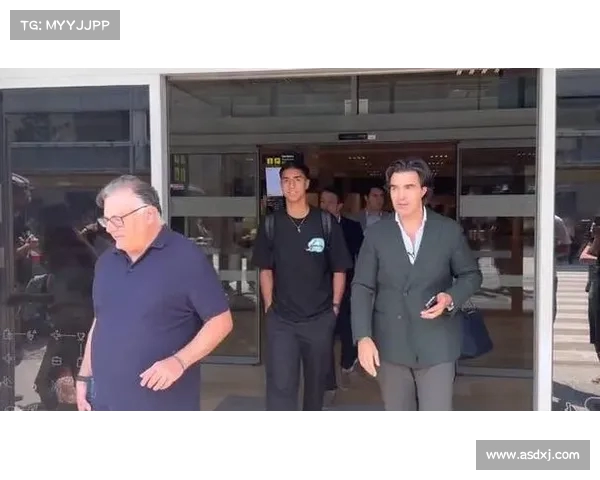罗马诺:赫罗纳与曼城达成协议租借后卫维托尔雷斯 罗马诺:赫罗纳与曼城达成协议租借后卫维托尔雷斯